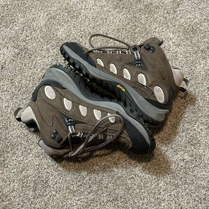 Women’s Merrell Radius Mid Waterproof Hiking Shoes In Walnut / Mist Green Size 7